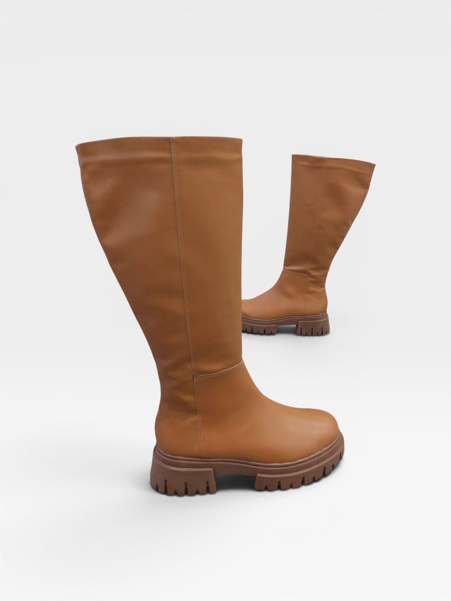 Bota cano longo Beyou Shoes Cardiff na cor caramelo em napa com solado tratorado moderno