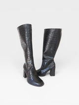 Bota cano longo Beyou Shoes New Jersey preta em napa com textura croco e salto bloco de 9 cm