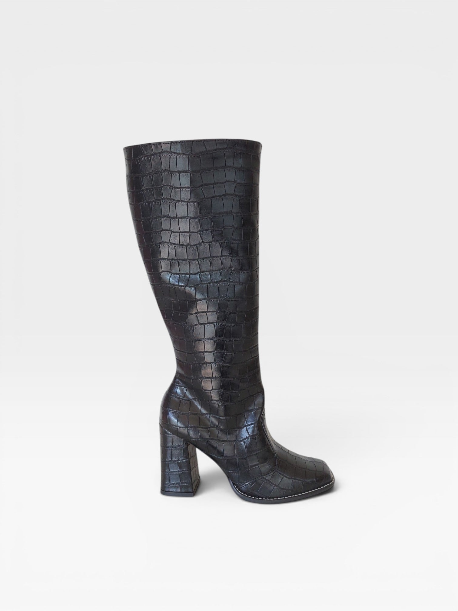 Bota cano longo Beyou Shoes New Jersey preta em napa com textura croco e salto bloco de 9 cm