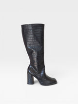 Bota cano longo Beyou Shoes New Jersey preta em napa com textura croco e salto bloco de 9 cm