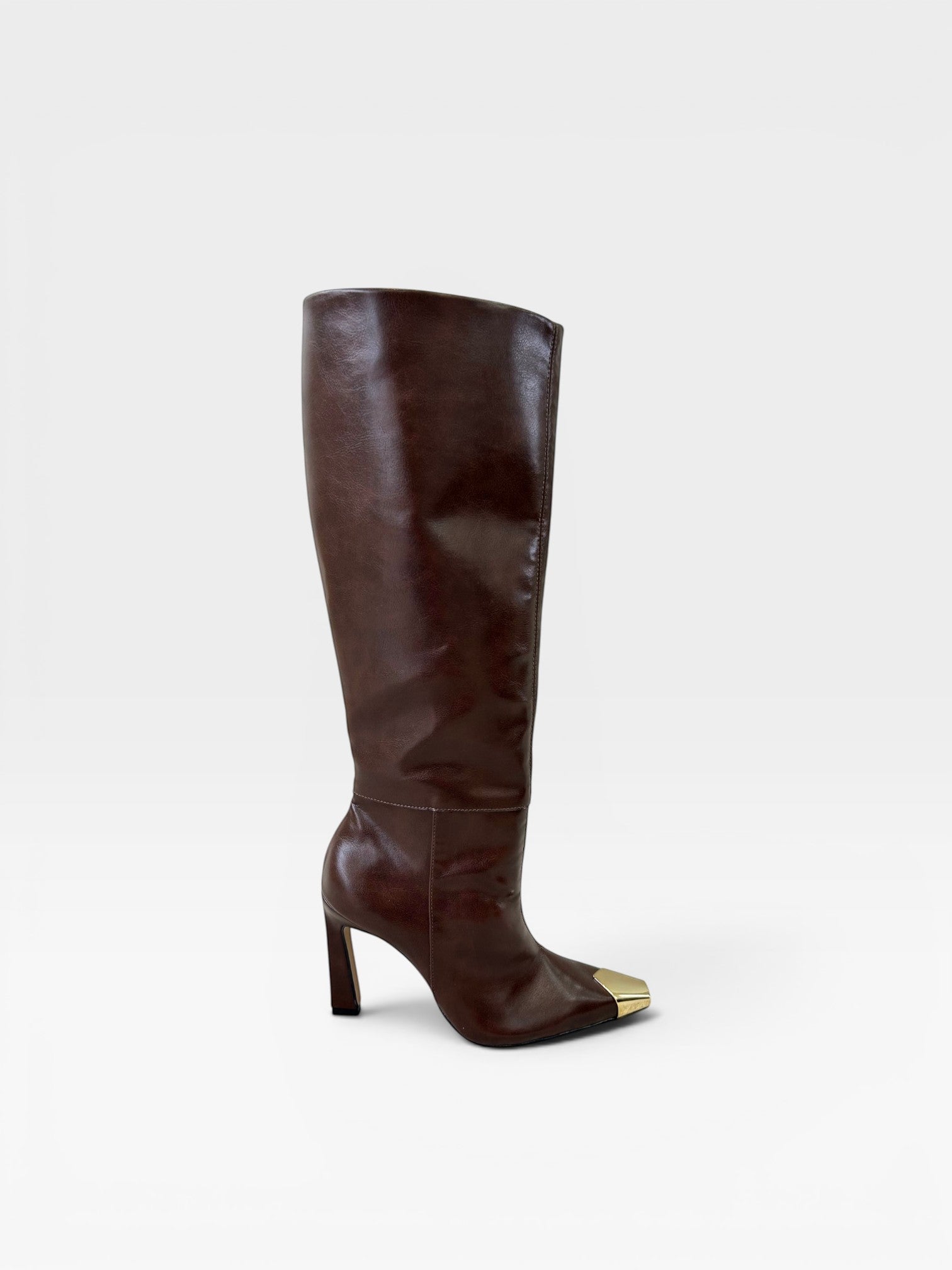 Bota cano longo Beyou Shoes marrom em napa com bico quadrado e ponteira metalizada dourada