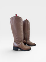 Bota cano longo Beyou Shoes marrom com detalhe de fivela dourada e puxador listrado no topo