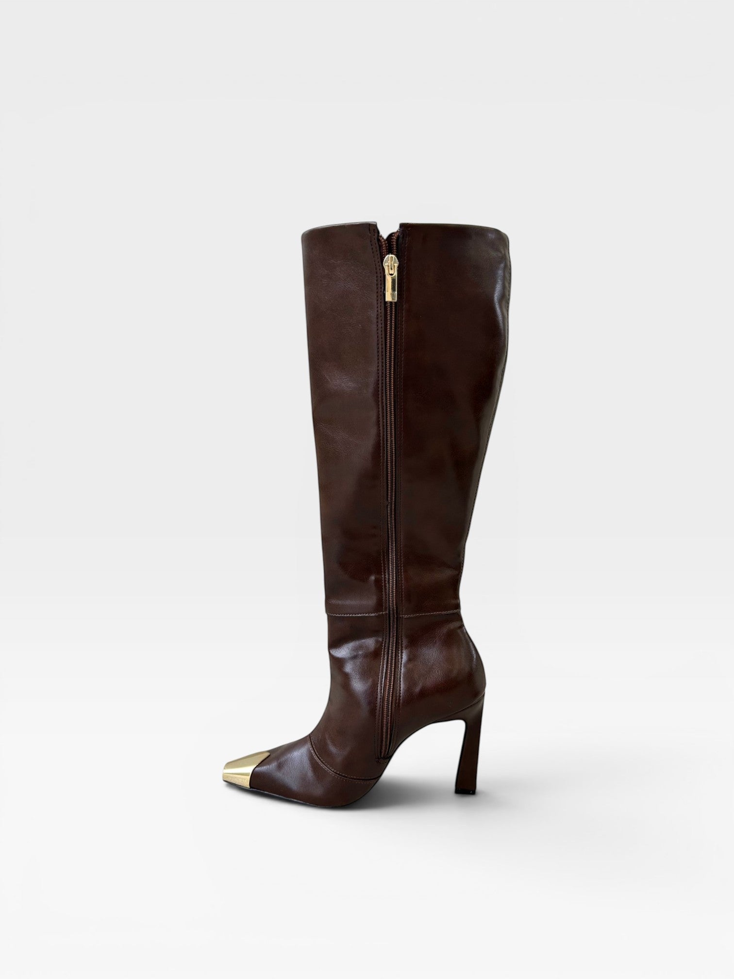 Bota cano longo Beyou Shoes marrom em napa com bico quadrado e ponteira dourada