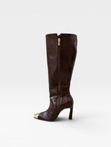 Bota cano longo Beyou Shoes marrom em napa com bico quadrado e ponteira dourada