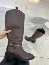 Bota cano longo Beyou Shoes marrom com detalhe de fivela dourada e salto baixo, estilo clássico e elegante.