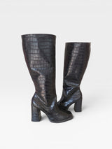 Bota cano longo Beyou Shoes preta em material napa com textura croco e salto alto de 9 cm
