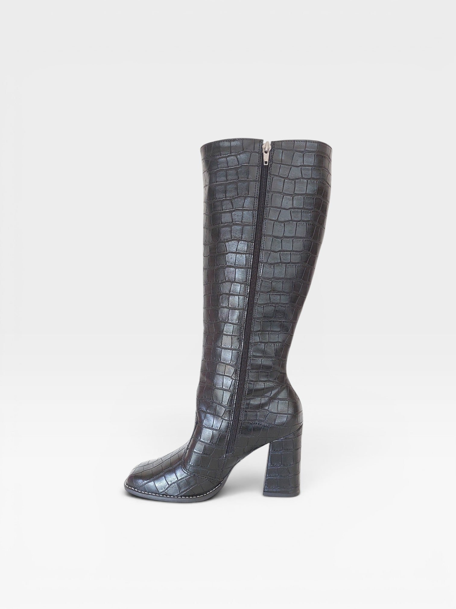 Bota cano longo Beyou Shoes New Jersey preta em napa com textura croco e salto bloco de 9 cm
