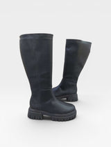 Bota cano longo preta Beyou Shoes em napa com solado tratorado moderno e design urbano