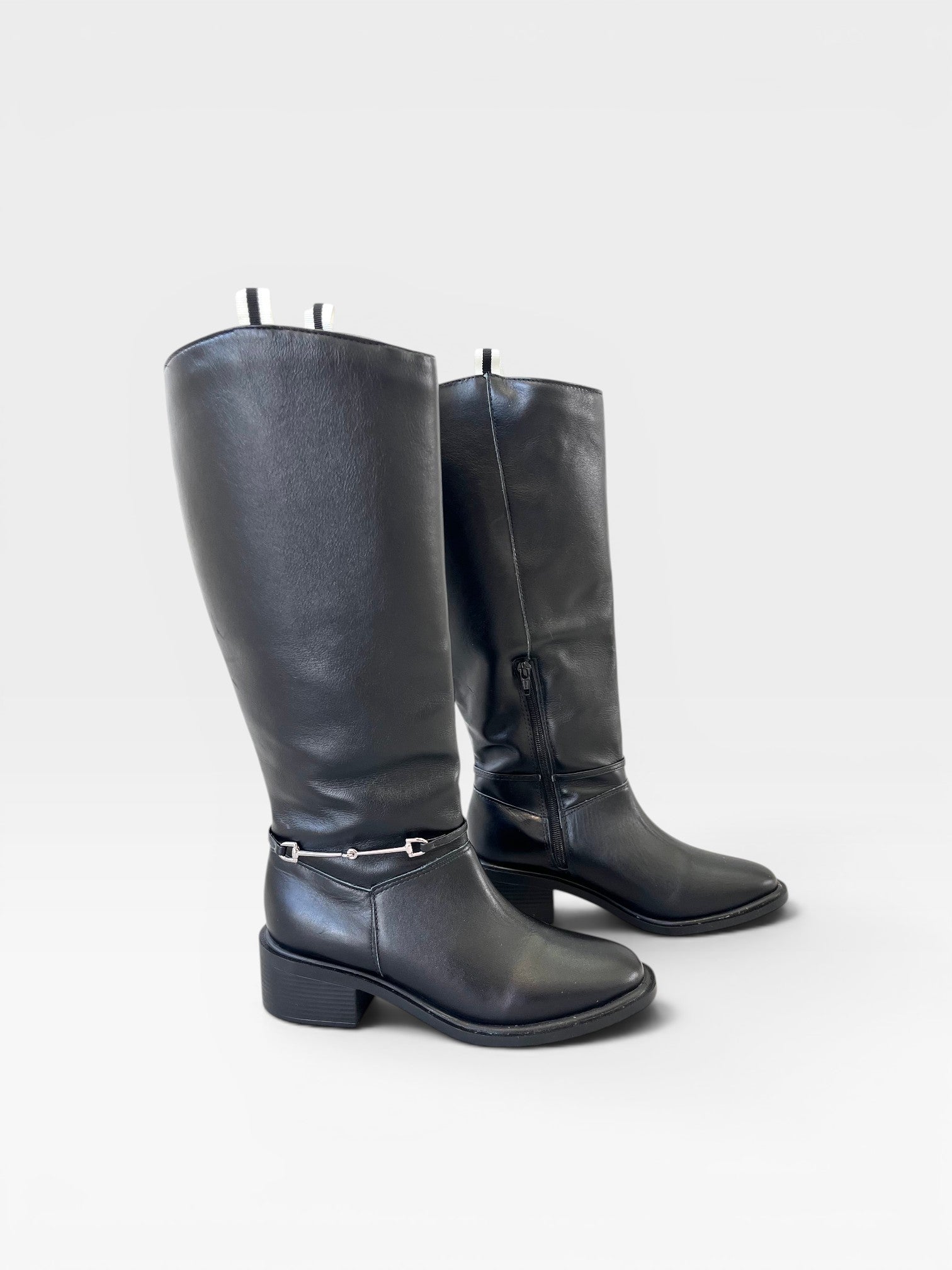 Bota cano longo Beyou Shoes Durazno preta com detalhe de fivela metálica e salto baixo