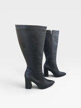 Bota cano longo preta Beyou Shoes em napa destroyed com salto bloco de 9 cm e bico fino, design elegante e sofisticado.