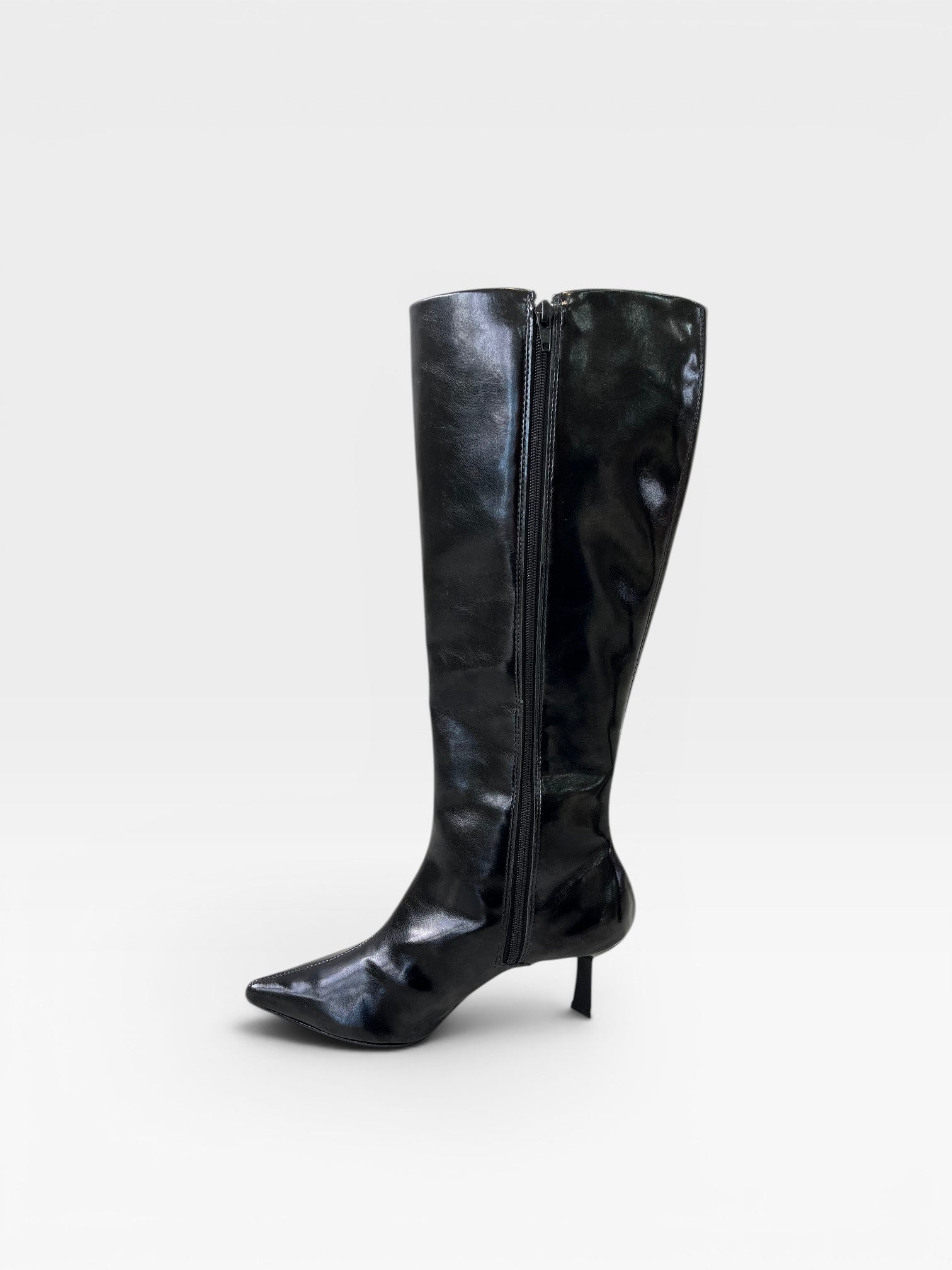 Bota cano longo preta Beyou Shoes em napa com salto fino de 6 cm e fechamento lateral por zíper