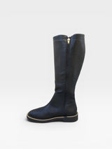 Bota cano longo Beyou Shoes Lyon preta em napa com zíper lateral e detalhe de corrente no solado