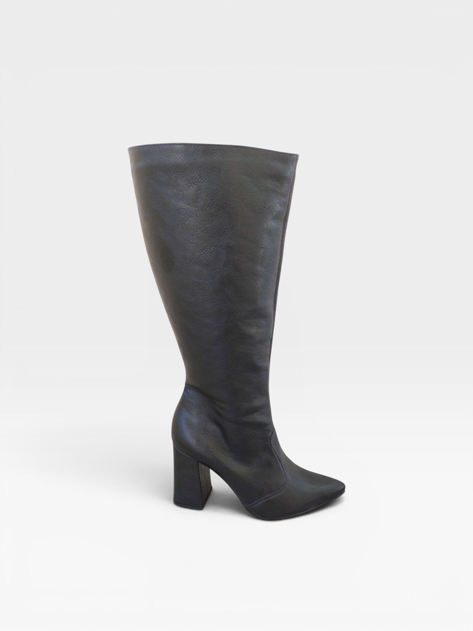 Bota cano longo Beyou Shoes preta em napa destroyed com salto bloco de 9 cm e bico fino