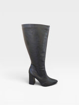 Bota cano longo Beyou Shoes preta em napa destroyed com salto bloco de 9 cm e bico fino