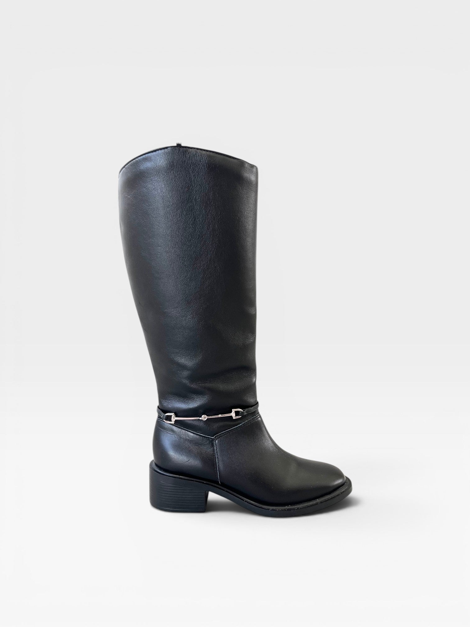 Bota cano longo Beyou Shoes preta com detalhe de fivela metálica no tornozelo e salto baixo confortável
