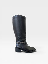 Bota cano longo Beyou Shoes preta com detalhe de fivela metálica no tornozelo e salto baixo confortável