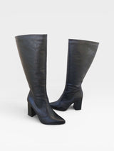 Bota cano longo Beyou Shoes preta em napa destroyed com salto bloco de 9 cm e bico fino