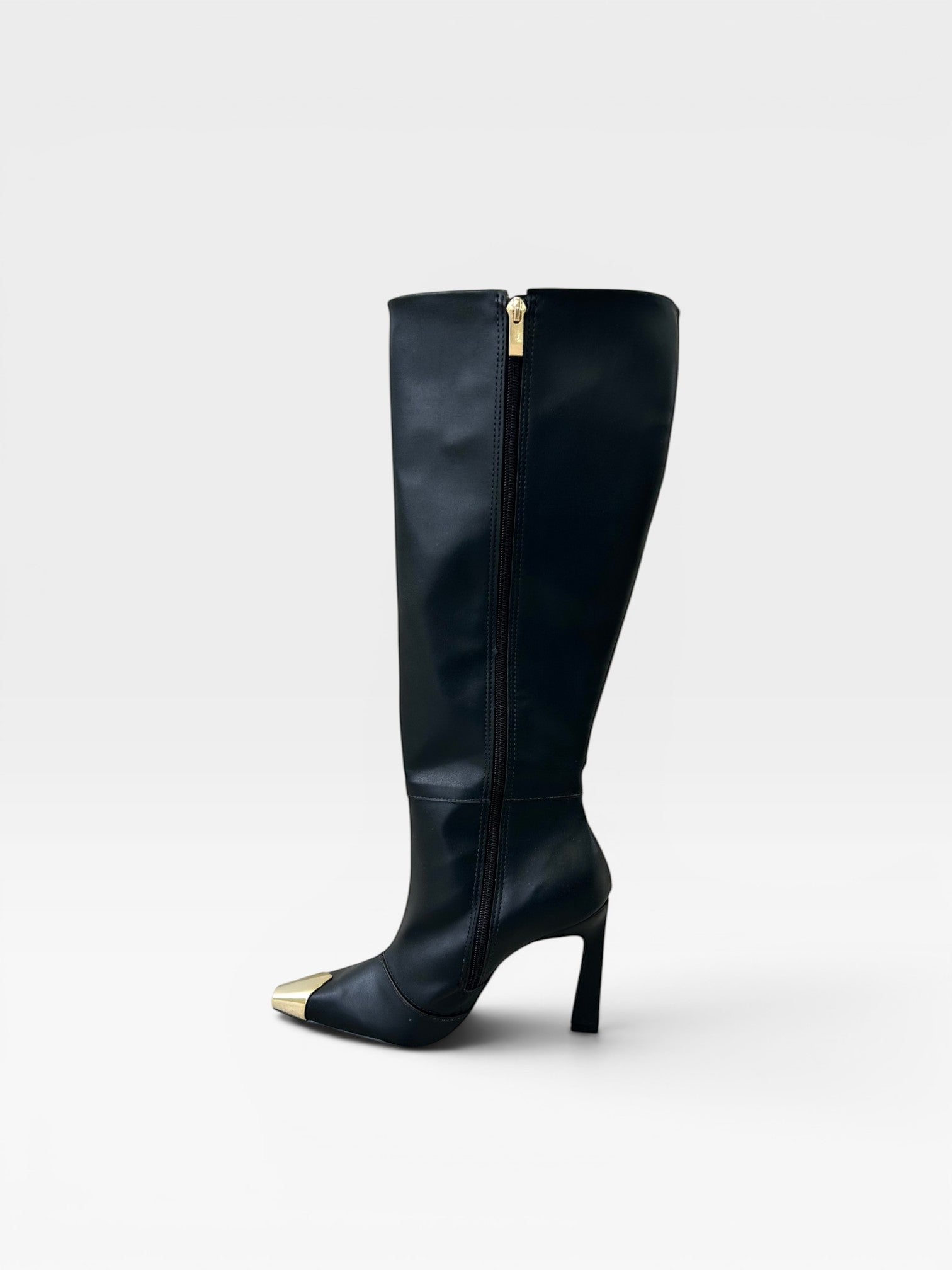Bota cano longo Beyou Shoes preta em napa com bico quadrado e ponteira dourada, salto alto de 10cm.