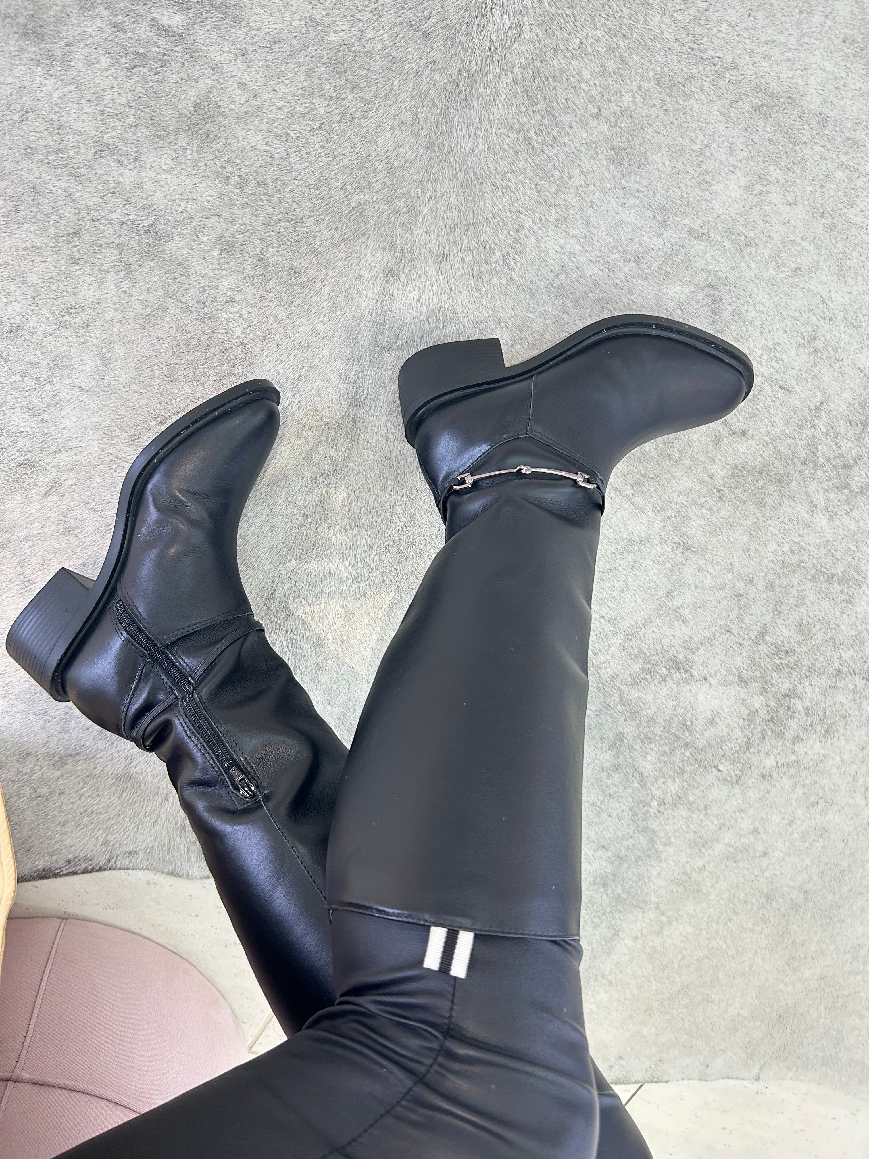 Bota cano longo preta Beyou Shoes com detalhe metálico lateral e zíper, ideal para looks elegantes de inverno.