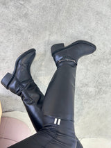 Bota cano longo preta Beyou Shoes com detalhe metálico lateral e zíper, ideal para looks elegantes de inverno.