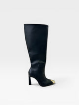 Bota cano longo Beyou Shoes preta em napa com bico quadrado e ponteira dourada, salto alto de 10cm.