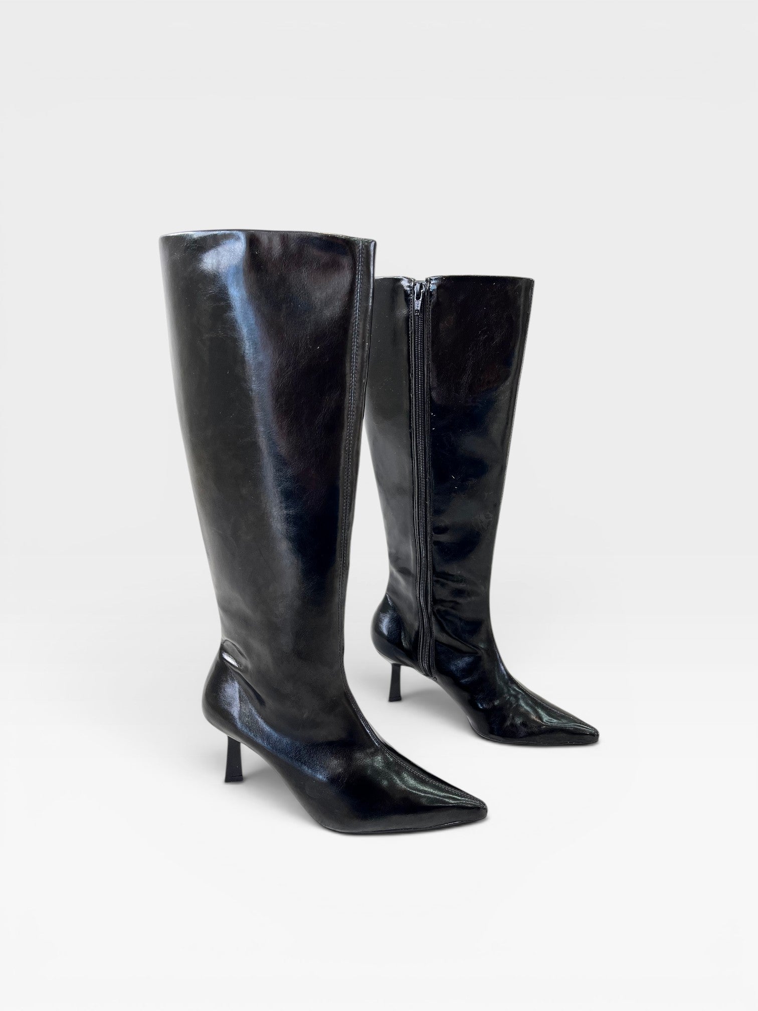 Bota cano longo Beyou Shoes preta em napa com salto fino de 6 cm e bico fino, design elegante e sofisticado.