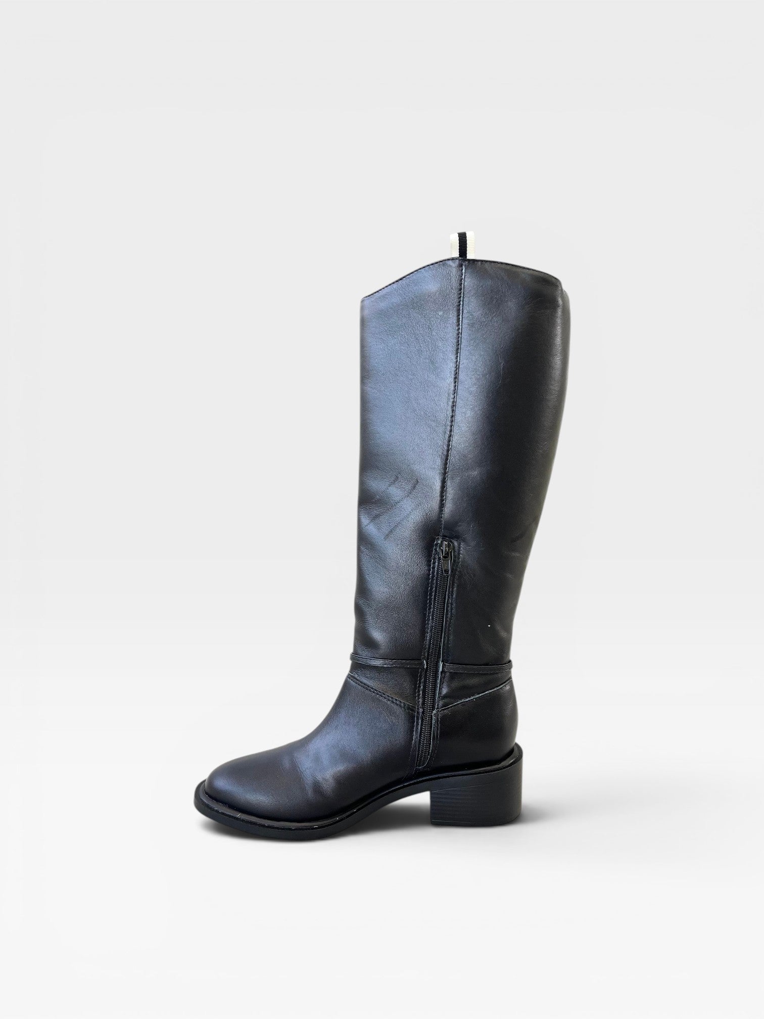 Bota cano longo Beyou Shoes Durazno preta com zíper lateral e salto baixo, design clássico e elegante.