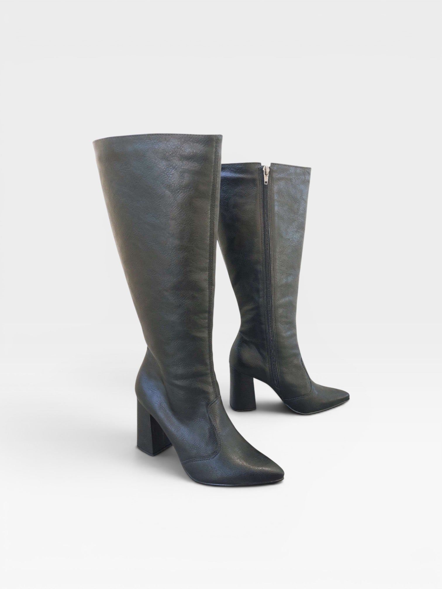 Bota cano longo Beyou Shoes preta em napa destroyed com salto bloco de 9 cm e fechamento lateral por zíper
