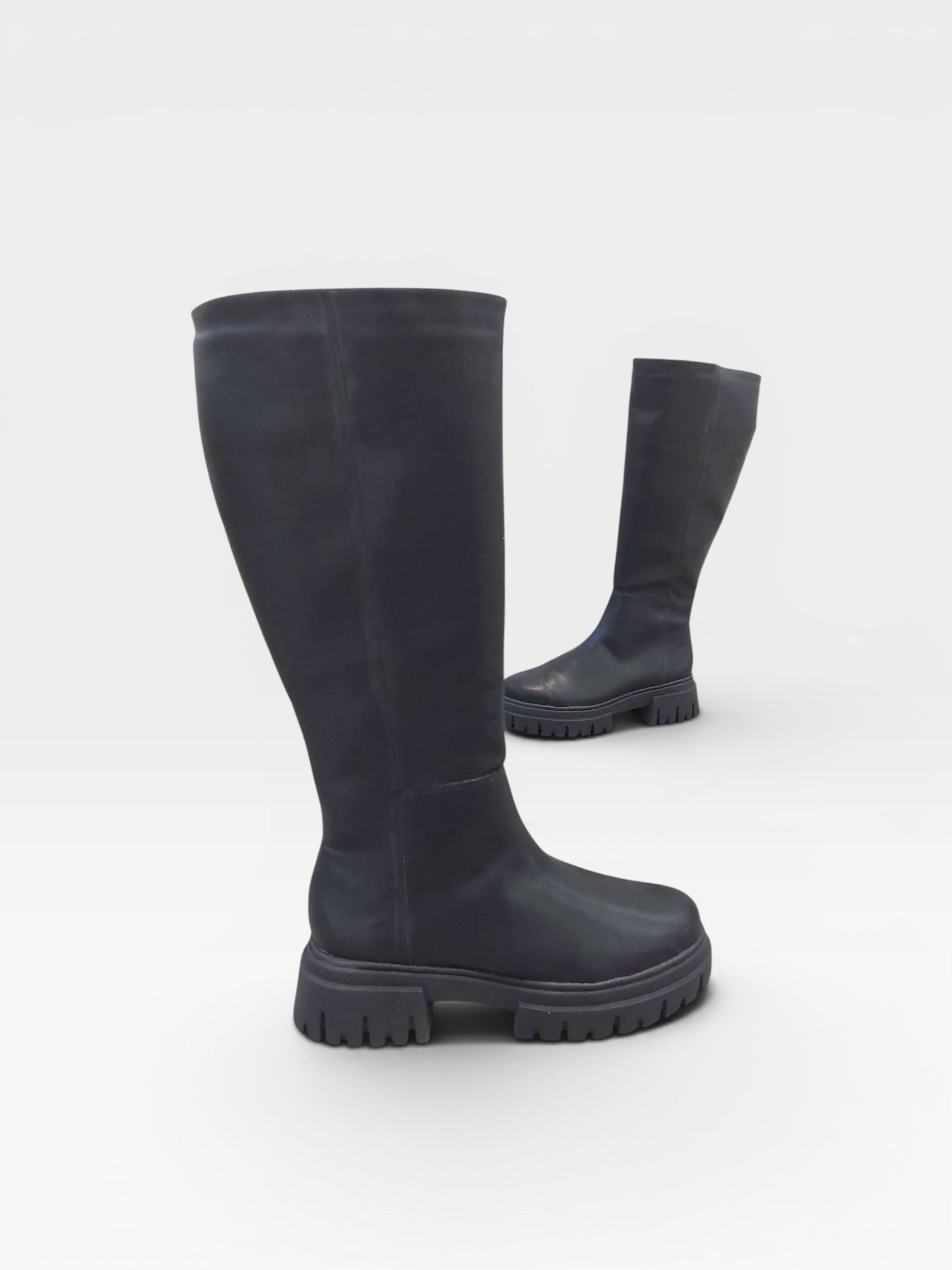 Bota cano longo Beyou Shoes Cardiff preta em napa com solado tratorado moderno e design urbano