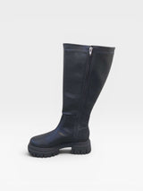 Bota Beyou Shoes Cardiff de cano longo preta em napa com solado tratorado e fechamento lateral por zíper