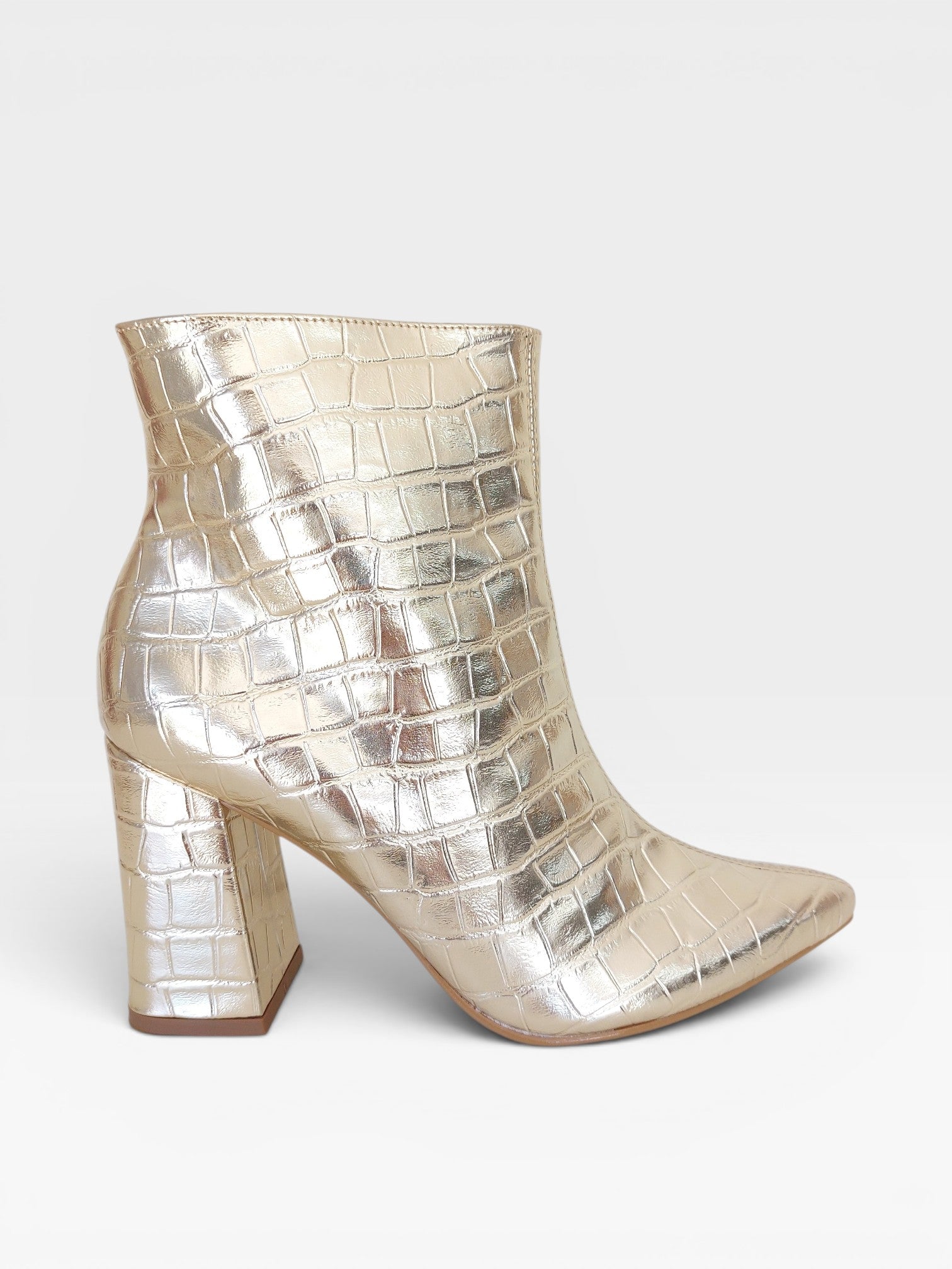 Bota Beyou Shoes Cartagena dourada em napa com textura croco, salto bloco de 9 cm e bico fino, vista lateral.