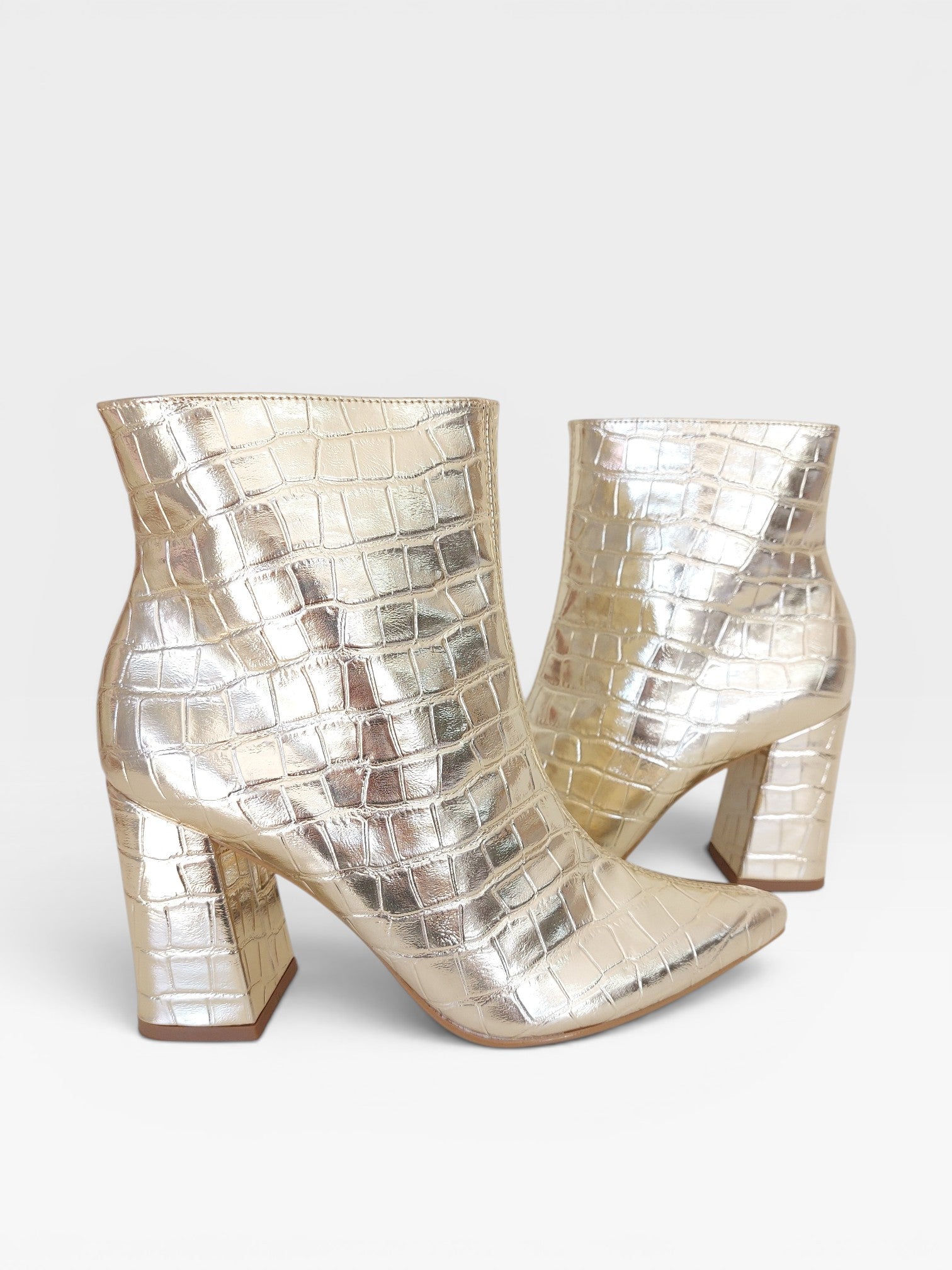 Bota Beyou Shoes Cartagena dourada em napa com textura croco, salto bloco de 9 cm e bico fino.