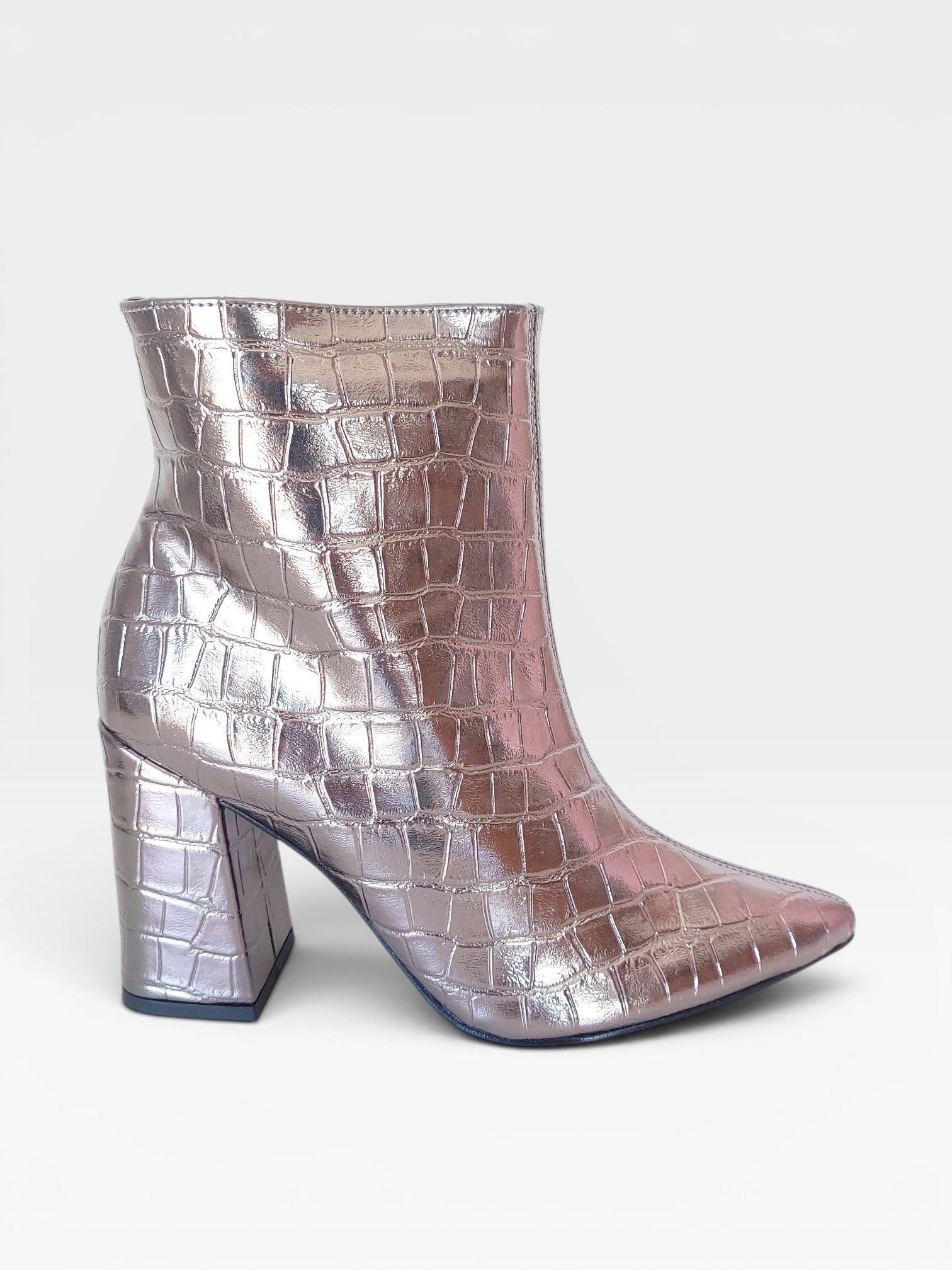 Bota Beyou Shoes Cartagena cano curto em napa metalizada cor new pewter com textura croco e salto bloco de 9 cm