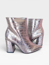 Bota Beyou Shoes Cartagena em napa metalizada cor new pewter com textura croco e salto bloco de 9 cm