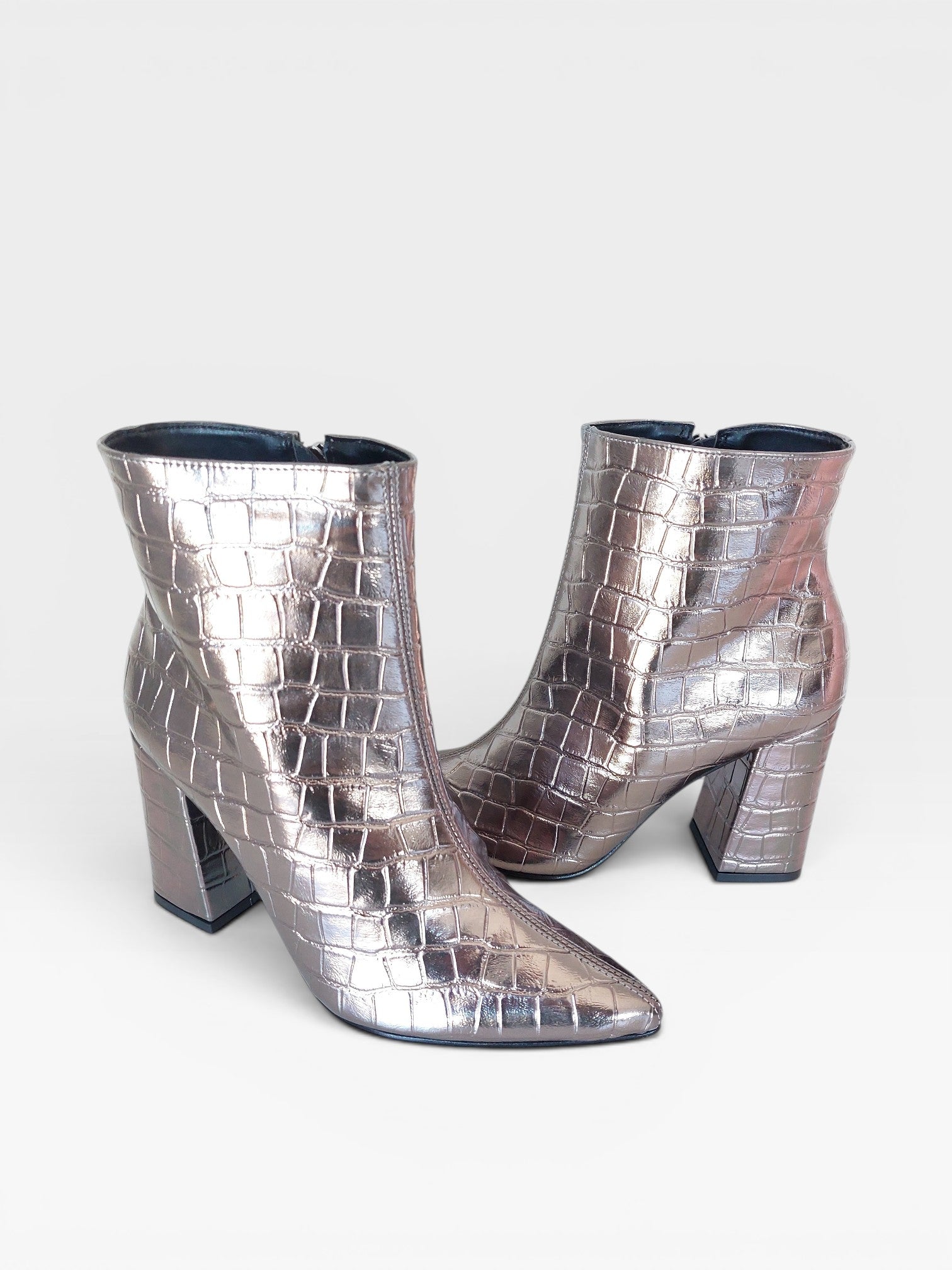 Bota Beyou Shoes Cartagena cano curto em napa metalizada cor new pewter com textura croco e salto bloco de 9 cm