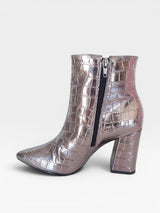 Bota Beyou Shoes Cartagena cano curto na cor new pewter com textura croco, salto bloco de 9 cm e fechamento lateral.