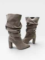 Bota Beyou Shoes Chantilly cinza em camurça com cano franzido e salto bloco, estilo sofisticado e moderno.