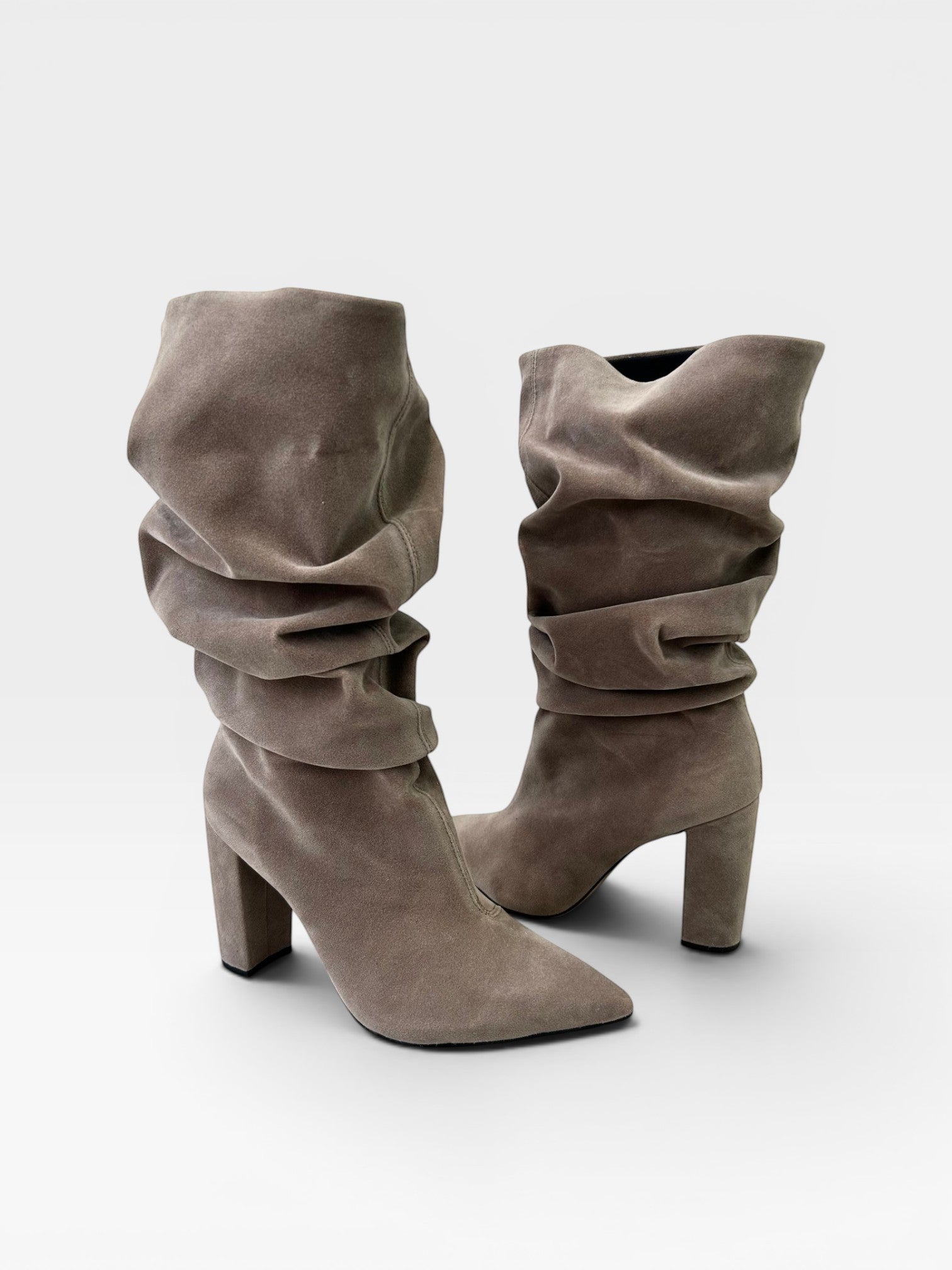 Bota Chantilly Beyou Shoes em camurça cinza com cano franzido e salto bloco, design elegante e moderno.