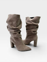 Bota Chantilly Beyou Shoes em camurça cinza com cano franzido e salto bloco, design elegante e moderno.