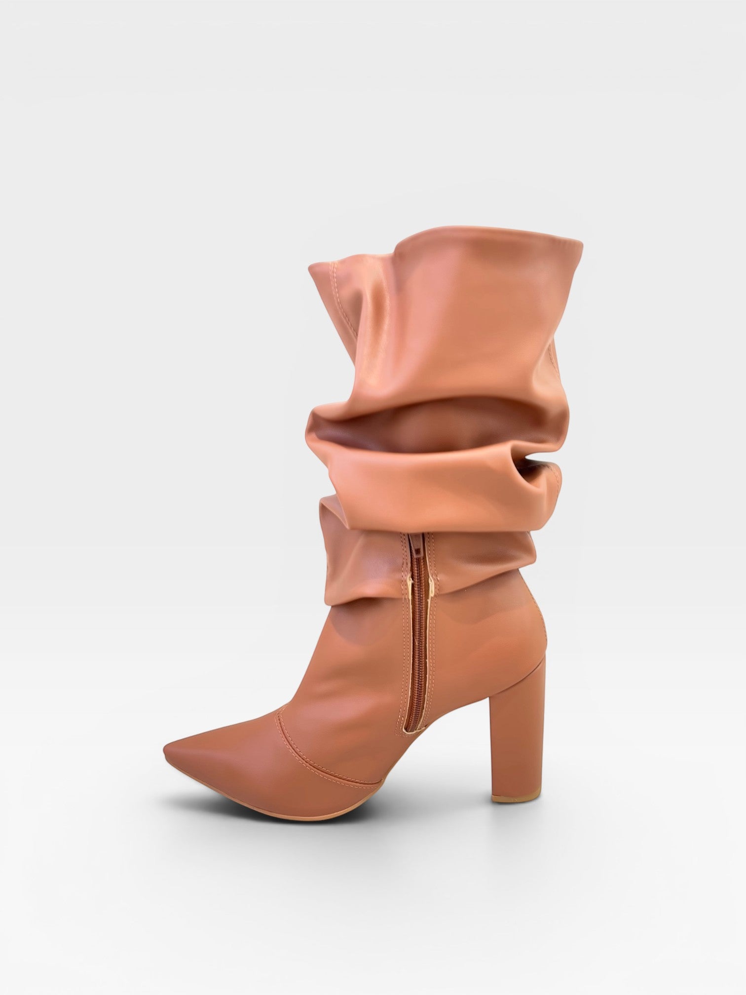 Bota Beyou Shoes Chantilly caramelo em napa com cano franzido, bico fino e salto alto de 9 cm