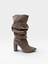 Bota Beyou Shoes Chantilly cinza em camurça com cano franzido e salto alto bloco