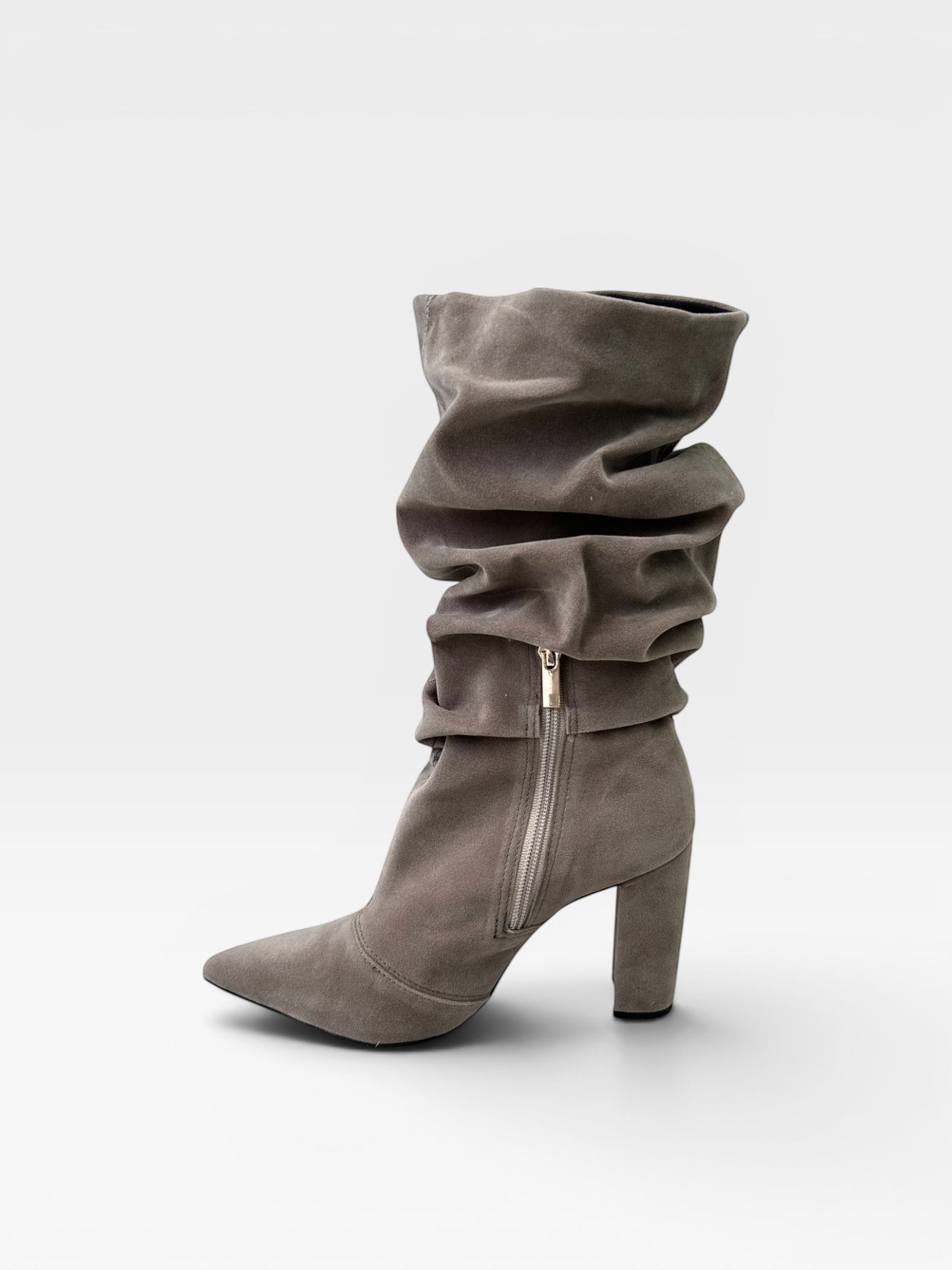 Bota Beyou Shoes Chantilly cinza em camurça com cano franzido, bico fino e salto bloco