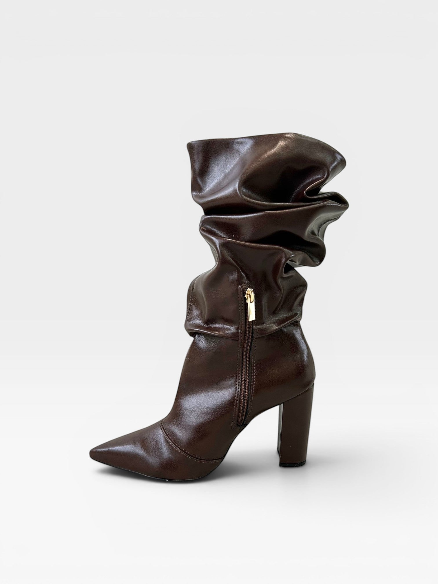 Bota Beyou Shoes Chantilly marrom em napa com cano franzido, salto alto e bico fino para um visual sofisticado.