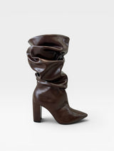 Bota Beyou Shoes Chantilly marrom em napa com cano franzido e salto bloco alto, design sofisticado e moderno.