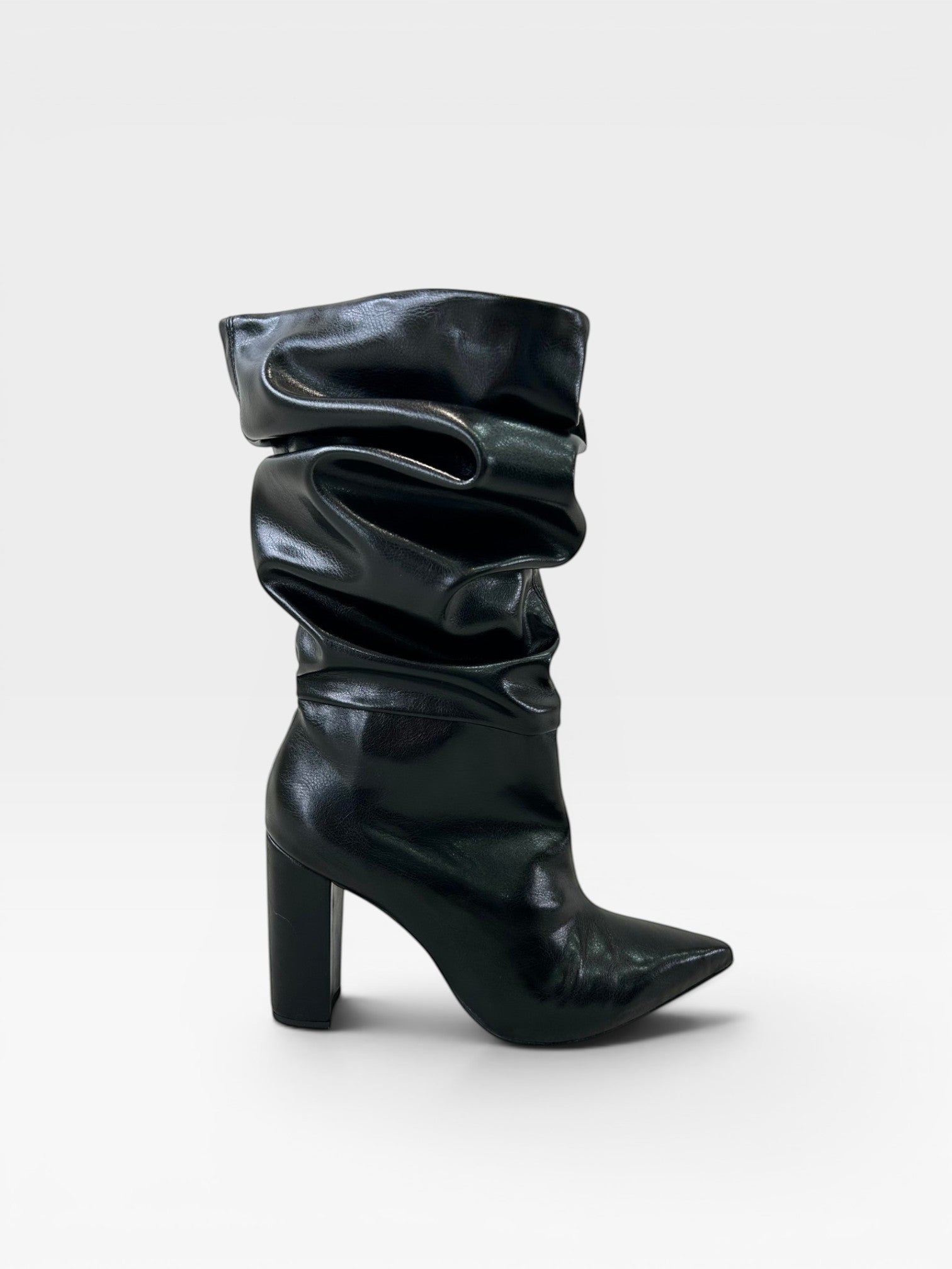 Bota Chantilly Beyou Shoes preta em napa com cano franzido e salto alto de 9 cm