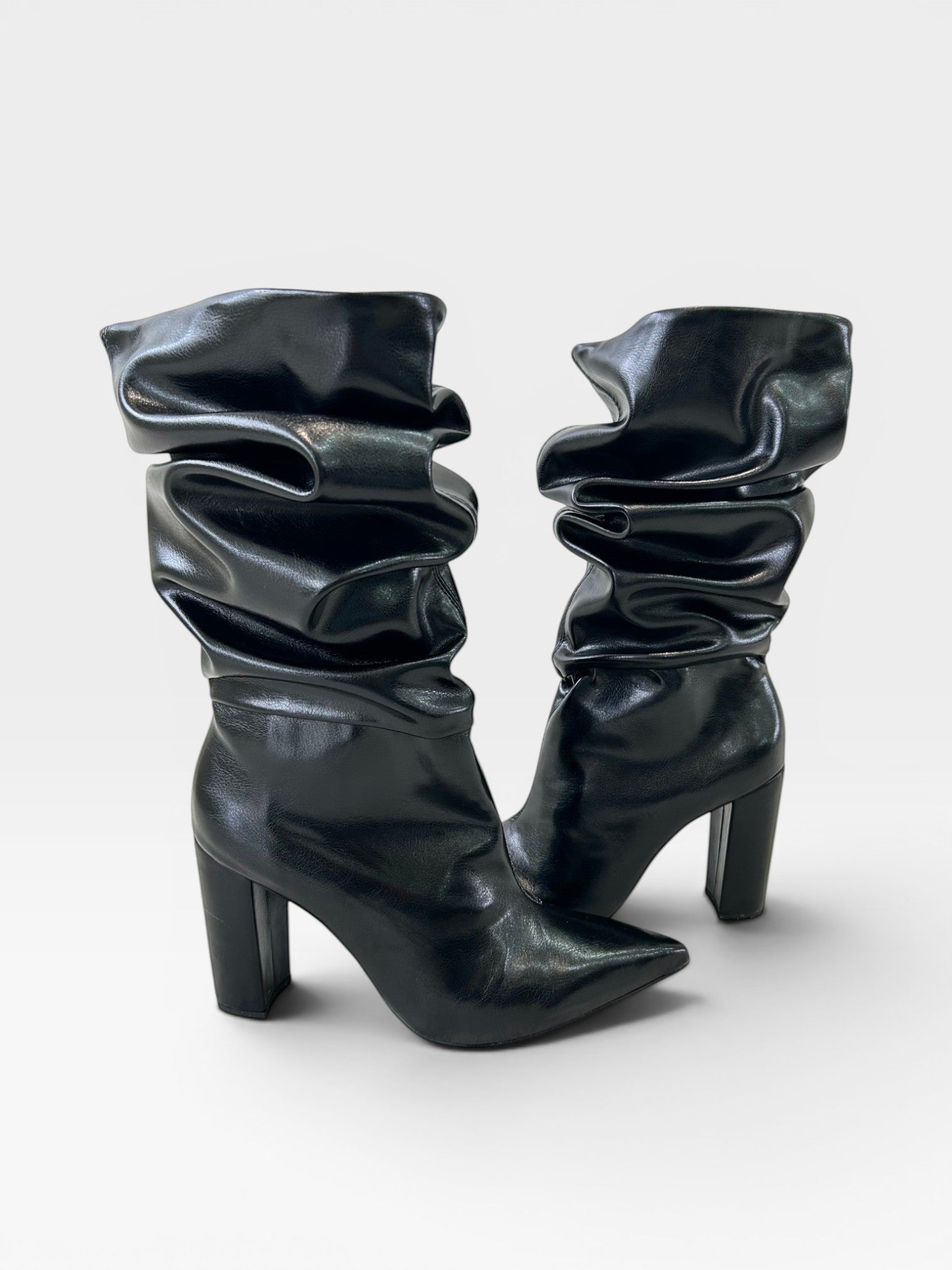 Bota Beyou Shoes Chantilly preta em napa com cano franzido e salto alto de 9 cm, estilo sofisticado e moderno.