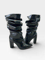 Bota Beyou Shoes Chantilly preta em napa com cano franzido e salto alto de 9 cm, estilo sofisticado e moderno.