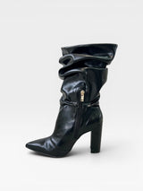 Bota Chantilly Beyou Shoes preta em napa com cano franzido, bico fino e salto alto de 9 cm