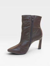 Bota Beyou Shoes London em couro cor café com salto bloco de 10 cm e fechamento lateral por zíper