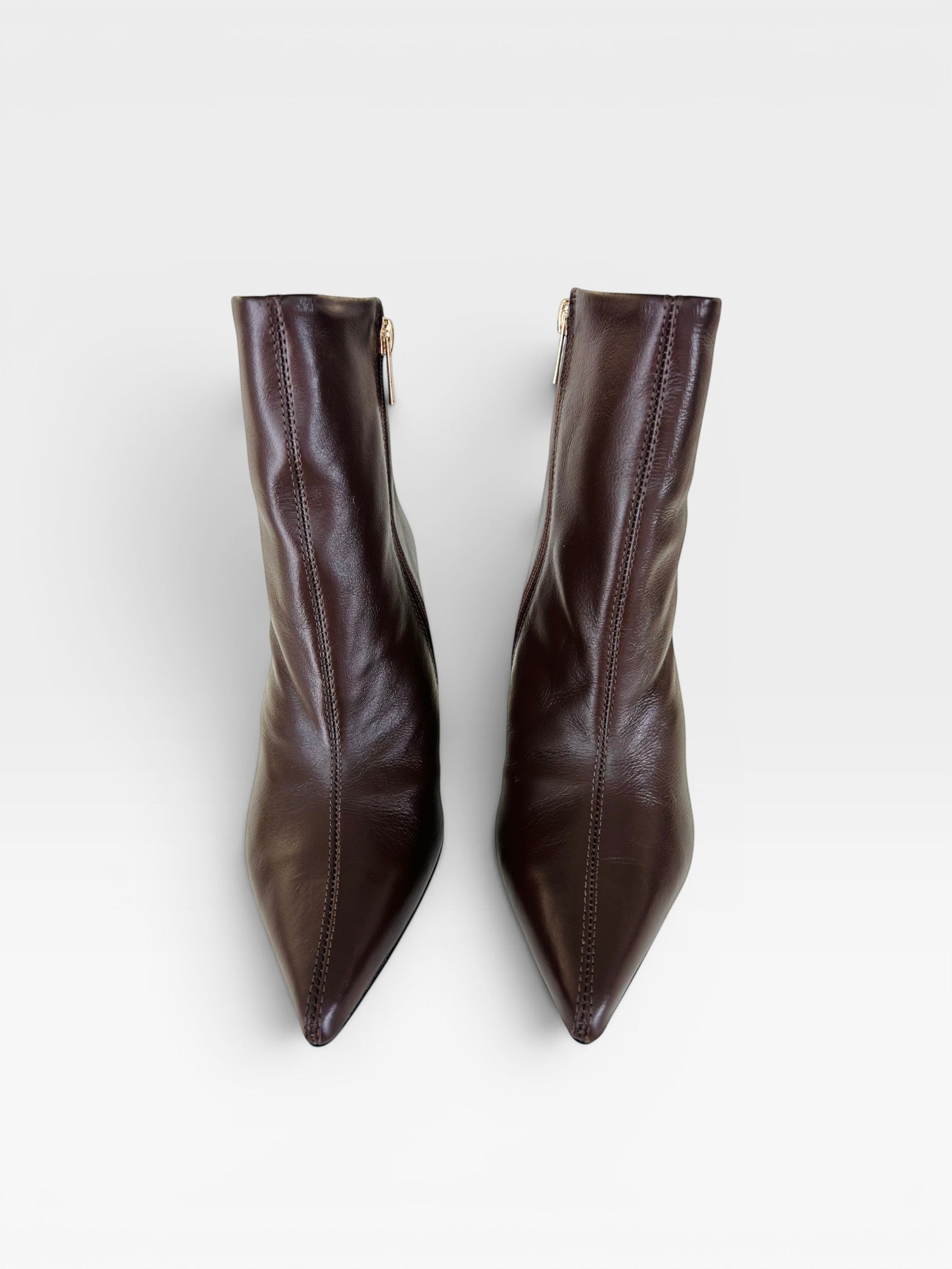 Bota Beyou Shoes Manchester em couro marrom com bico fino e salto anabela, vista superior